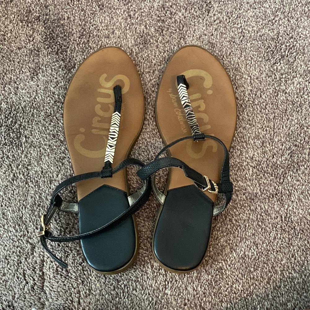 Size 6 tan and black sandals